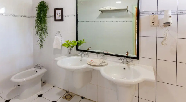 Трёхместный номер Standard Palm Beach Hotel