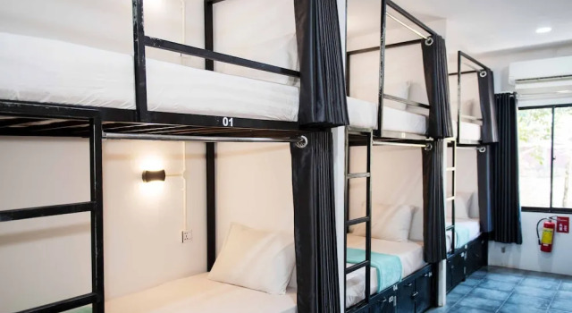 Кровать в общем номере Mad Monkey Koh Rong