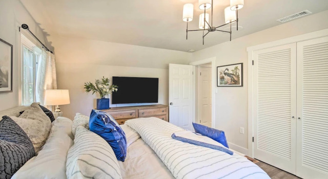 Chic Lake House w/ Furnished Deck & Hot Tub!, Book Hotel Cedar Glen United States of America