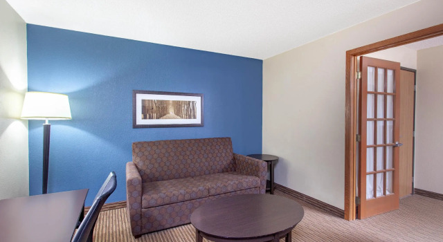 Двухместный люкс c 1 комнатой AmericInn by Wyndham Mankato Event Center near MSU