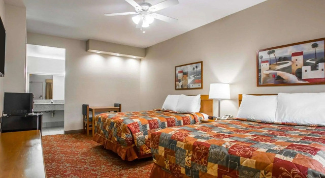 Четырёхместный номер Standard Rodeway Inn Encinitas North