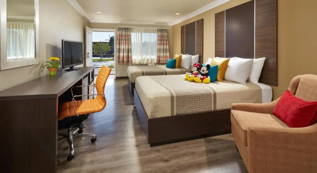 Четырёхместный номер Standard Eden Roc Inn & Suites near the Maingate