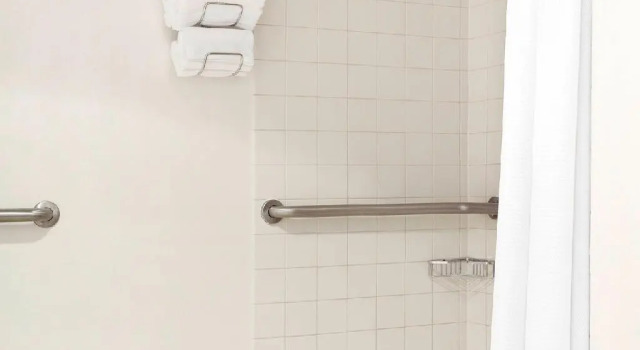 Четырёхместный номер Standard Renaissance Newark Airport Hotel