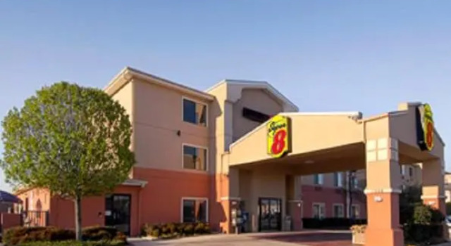 Кровать в общем номере Super 8 by Wyndham Fort Worth North