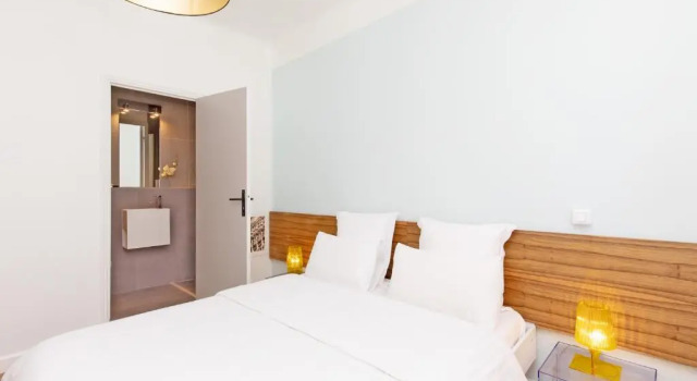 Palais Area: Modern 4 Bedrooms/ 4 Baths