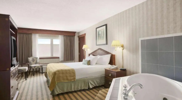 Номер Standard Ramada by Wyndham Saginaw Hotel & Suites