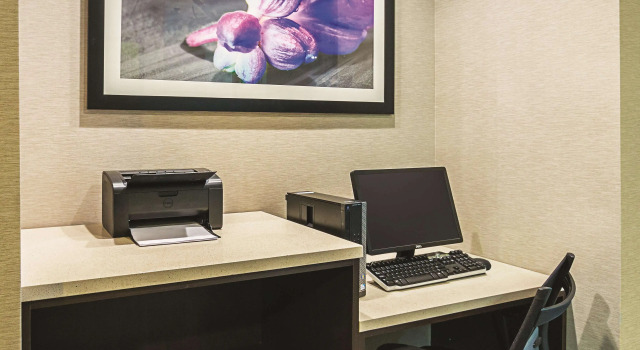 La Quinta Inn & Suites by Wyndham Fort Worth City View