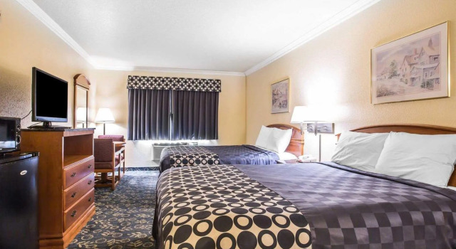Четырёхместный номер Standard Econo Lodge Fontana