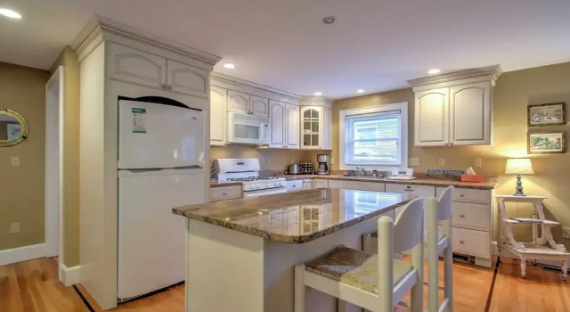 Коттедж 1/2 Mi to Beach: Lovely Guesthouse in Kennebunk!