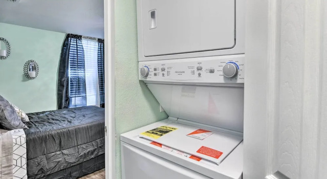 1 Mi to Uta: Arlington Elm Cottage w/ Fenced Yard, Забронировать Дом для отпуска Отели Арлингтон с парковкой, рядом с Arlington Museum of Art, Парковка