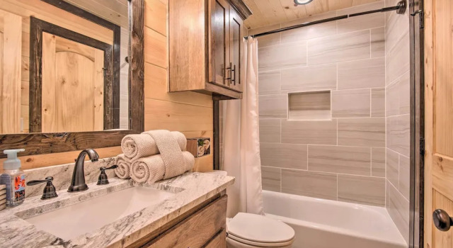 Коттедж Large Upscale Cabin: Hot Tub, Fire Pit, Pool Table