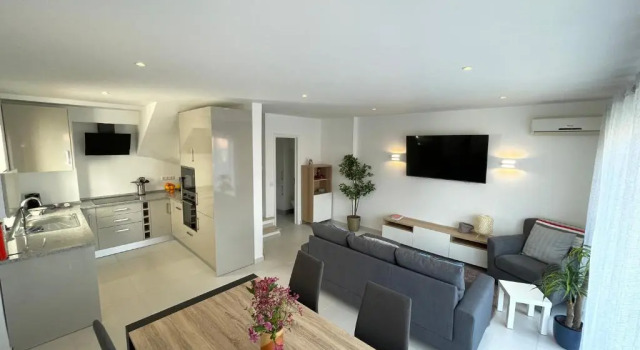 Апартаменты Orange Tree - Stylish 2 Bedroom Apartment in Old Village