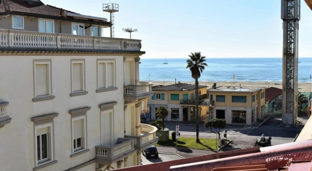 BeachFront Attic Apartment - access to private beach club, Забронировать Апартаменты/квартира Апартаменты Виареджо, Апартаменты/квартира