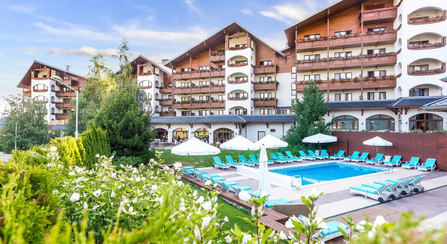 Кровать в общем номере с видом на город Kempinski Hotel Grand Arena Bansko