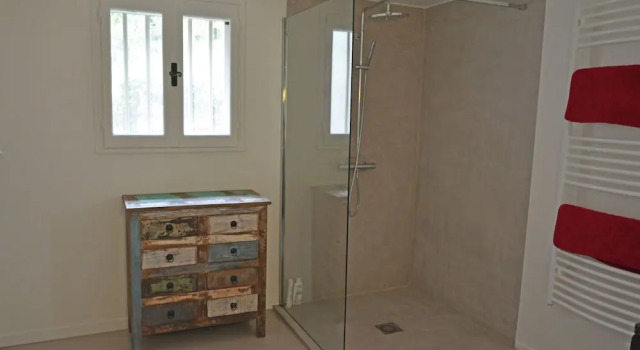 Cozy Villa in Menerbes with Swimming Pool, Rezerwuj Willa Hotele w Menerbes z basenem, Basen