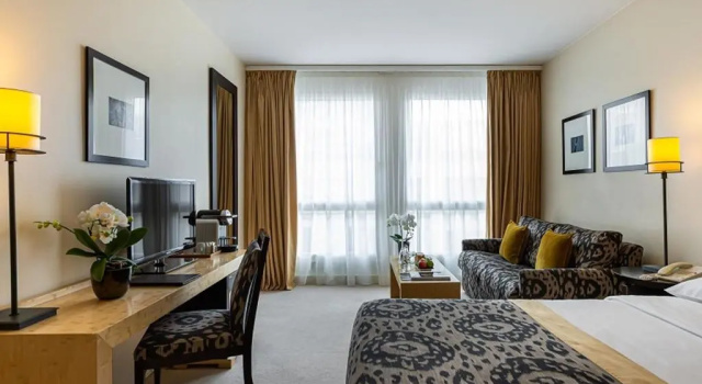 Трёхместный номер Executive Jade Manotel