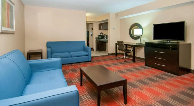 Люкс Holiday Inn Express & Suites Jackson Downtown - Coliseum by IHG