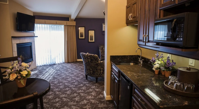 Двухместный люкс Lake Lawn Resort