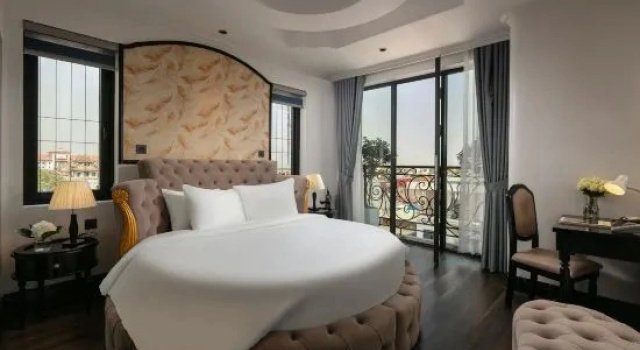 Люкс с балконом Phat Diem Plaza Hotel