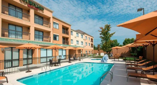 Кровать в общем номере Courtyard by Marriott Montgomery Prattville