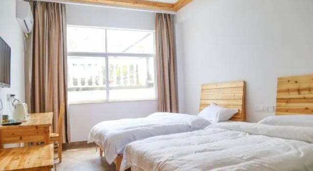 Кровать в общем номере Huishu Renjia Inn