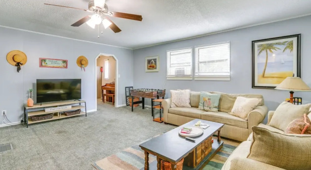 Коттедж 1 Mi to Sands Beach: Walkable Island Home w/ Yard!