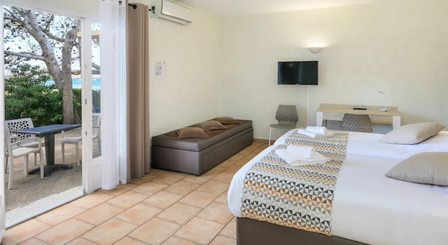 Joseph Charles, Book Hotel LʼÎle-Rousse Balagne