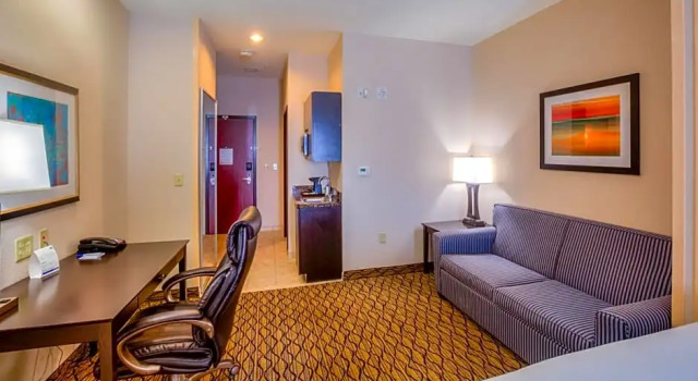 Люкс Standard Holiday Inn Express Hotel and Suites Elk City by IHG