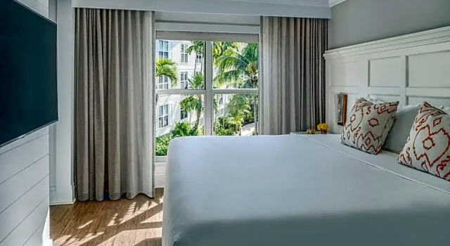 Четырёхместный люкс c 1 комнатой с видом на бассейн Margaritaville Beach House Key West