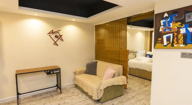 1 Br Designed House with Garden Near Ramada Osmanbey Metro, Забронировать Отель Шишли Стамбул, рядом с Bomontiada