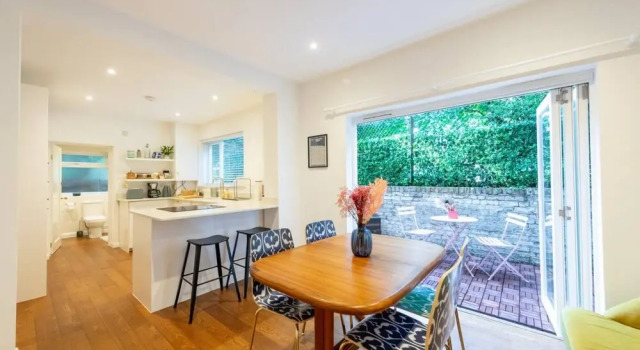 Charming 1 Bedroom Apartment in Shepherds Bush With Patio Area