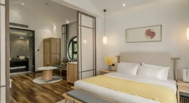 Люкс с балконом Floral Lux Hotel · living in another courtyard (Lijiang ancient city light luxury store)