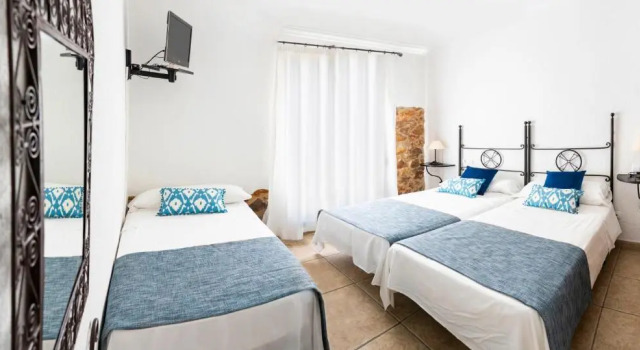 Трёхместный номер Standard с балконом и с красивым видом из окна Hostal Tres Molins
