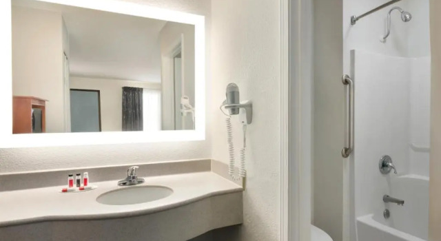 Люкс Howard Johnson by Wyndham Chattanooga Lookout Mountain I-24