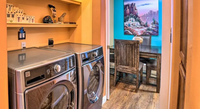 Shared Backyard & Hot Tub: Restful Mesa Retreat!, Забронировать Дом для отпуска Меса Phoenix Metropolitan Area, рядом с Государственный колледж Месы