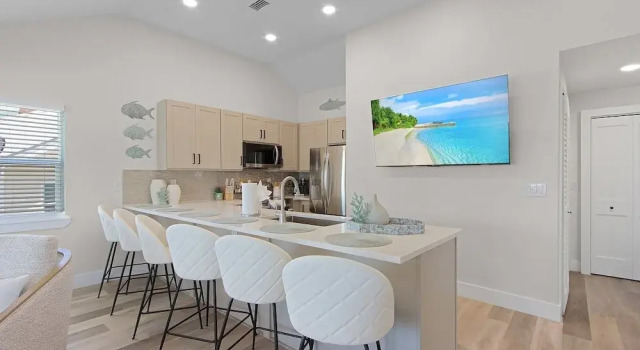 Welcome To Coconut Dreams Fantastic Vacation Rental - 2633 Estero Blvd Unit A 3 Bedroom Home by RedAwning, Забронировать Дом для отпуска Отели в центре Форт-Майерс-Бич, в центре