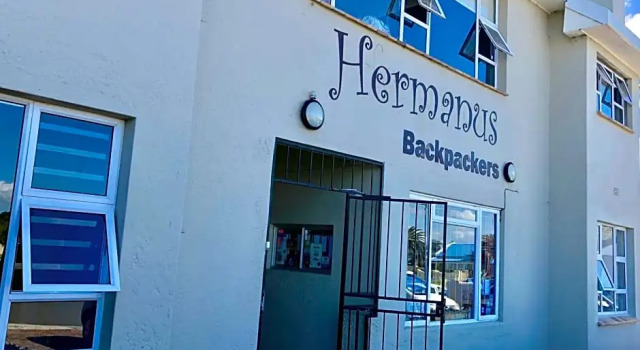 Hermanus Backpackers & Budget Accommodation, Забронировать Хостел Недорогие отели Херманус, рядом с Mediclinic Hermanus, недорого