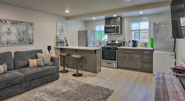 Коттедж Ideally Located Oakland Home w/ Private Yard