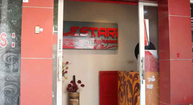 Lestari Homestay, Prenota Hotel Gresik East Java