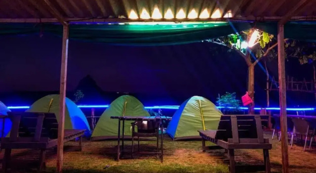Тент с видом на озеро Camping in Pawna Lake