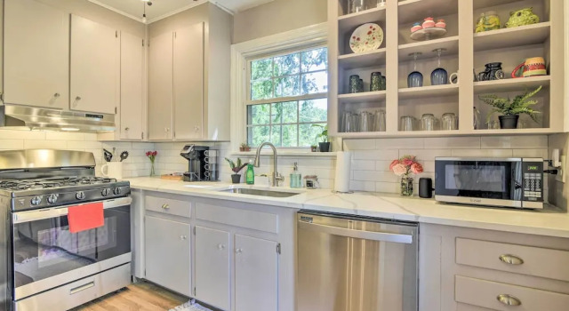 Коттедж Bright Home w/ Yard in Historic Fuquay-varina!