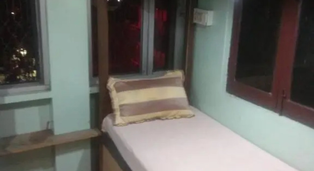 Кровать в общем номере Shiva Guest House