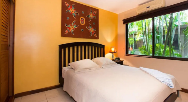 Colorful Condo with a Swimming Pool and Close Proximity to El Coco and the Beach, Rezerwuj Hotel Brasilito Guanacaste
