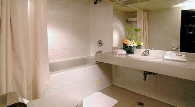 Четырёхместный семейный номер Standard Kings Town Hotel