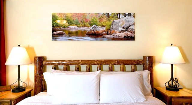 Четырёхместный номер Premium с красивым видом из окна Adirondack Spruce Lodge