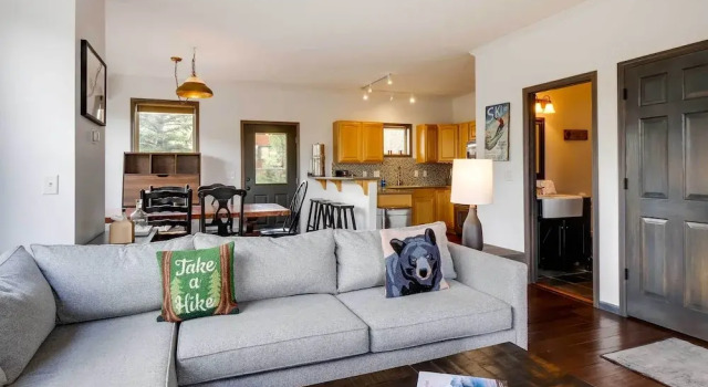 Mtn Views & Fireplace: Stunning Dillon Townhome!, Rezerwuj Apartament Hotele w Vail Ski z parkingiem, Parking