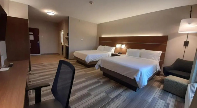 Четырёхместный номер Executive Holiday Inn Express Trincity by IHG