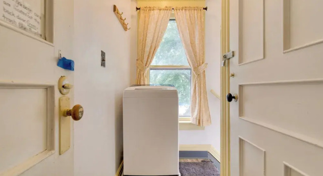 2 Miles to Dtwn! Idyllic Rochester Apt w/ Hot Tub, Забронировать Апартаменты/квартира Отели Рочестера с парковкой, Парковка