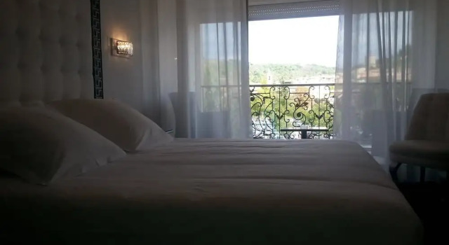 Hôtel Les Deux Lions, Book Hotel Hoteller i Valensole Plateau med parkering, Parkering