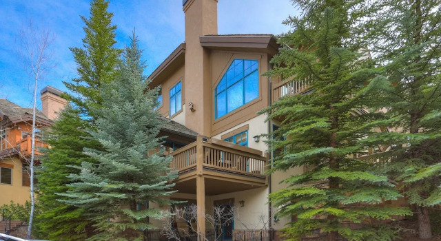 4br Plus Den Platinum Townhome, Walk To Lift 4 Bedroom Townhouse by RedAwning